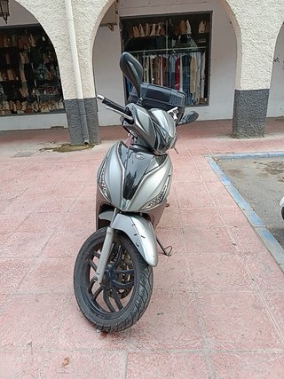 Kymco 125cc Scooter Gris y Marrón