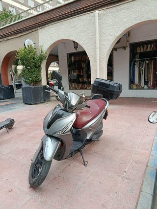Kymco 125cc Scooter Gris y Marrón