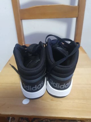 Zapatillas Adidas altas negras y blancas