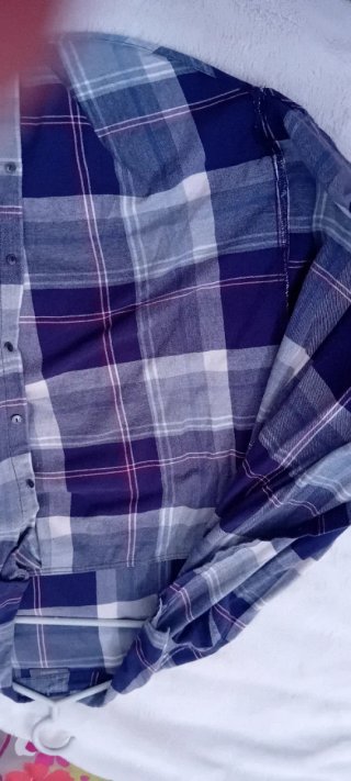 Camisa xadrez roxa e cinza