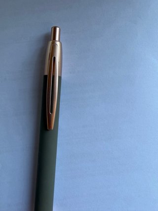 Bolígrafo verde y dorado
