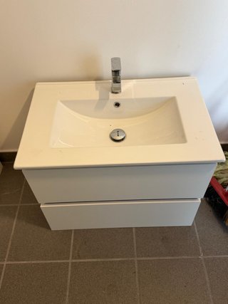 Mueble de baño con lavabo y grifo