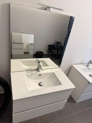 Mueble de baño con lavabo y grifo