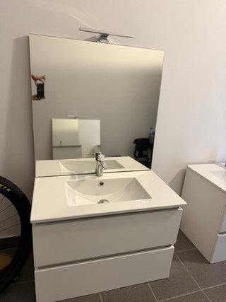 Mueble de baño con lavabo y grifo