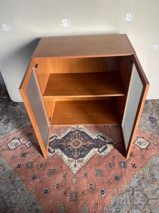 Mueble de madera con puertas de cristal