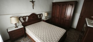 Habitación antigua: Cama, Armario, Mesitas,