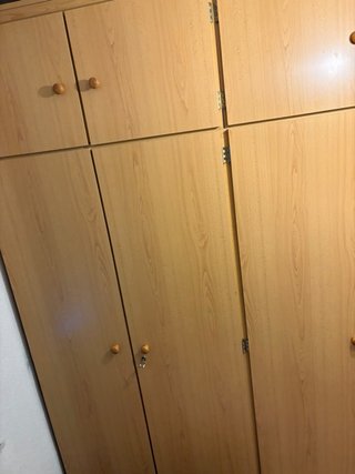 Armario grande de madera y plástico