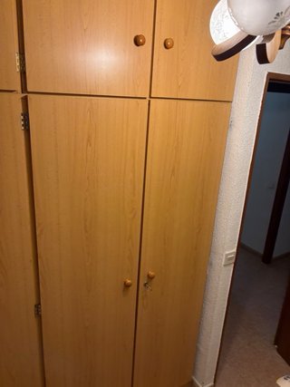 Armario grande de madera y plástico