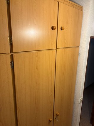Armario grande de madera y plástico