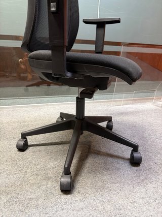 Silla ergonómica ajustable en altura