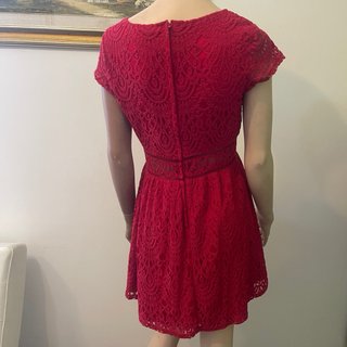 Abito in pizzo rosso
