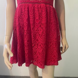 Abito in pizzo rosso
