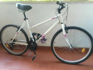 Bicicleta de montaña blanca mujer