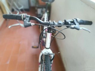 Bicicleta de montaña blanca mujer