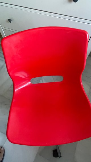 Silla de escritorio Ikea roja y plateada