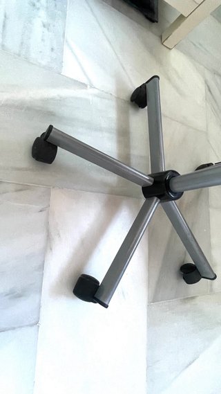 Silla de escritorio Ikea roja y plateada