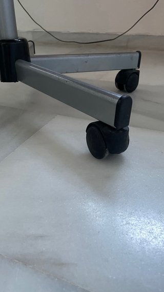 Silla de escritorio Ikea roja y plateada