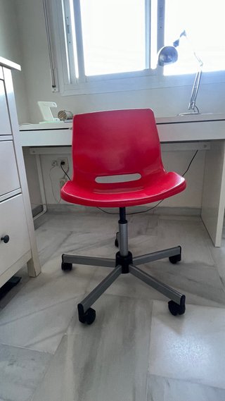 Silla de escritorio Ikea roja y plateada