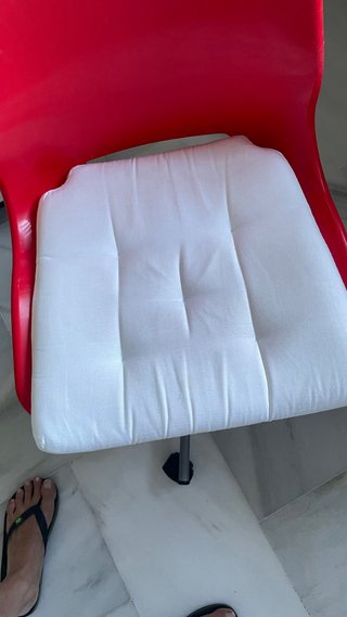Silla de escritorio Ikea roja y plateada