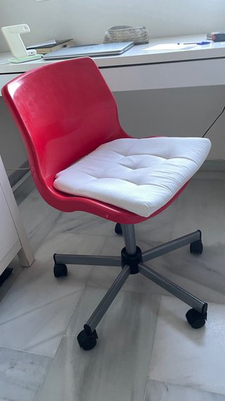 Silla de escritorio Ikea roja y plateada