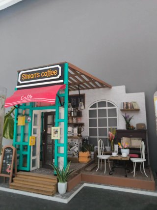 Maqueta miniatura de cafetería y tienda