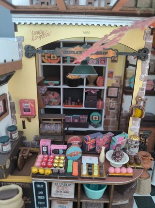 Maqueta miniatura de cafetería y tienda