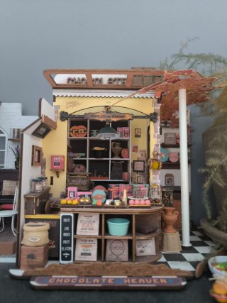 Maqueta miniatura de cafetería y tienda