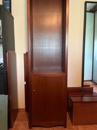 Mueble alto y estrecho de madera