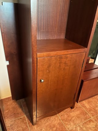 Mueble alto y estrecho de madera