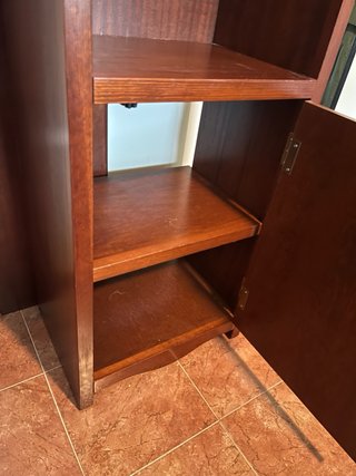 Mueble alto y estrecho de madera