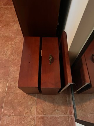 Mueble alto y estrecho de madera