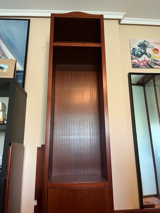 Mueble alto y estrecho de madera