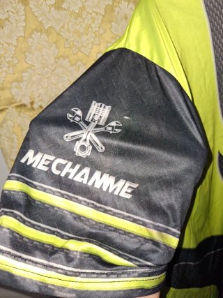 Camiseta  con diseño mecánico