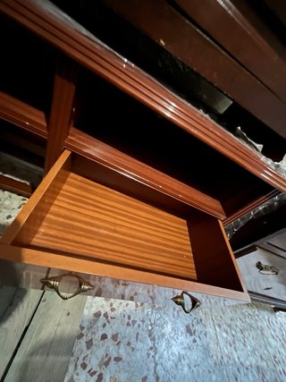 Escritorio de madera antiguo con cajones