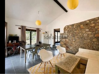 Alquilo casa independiente con jardín privado