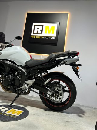 Yamaha FZ6 Naked Blanca y Roja