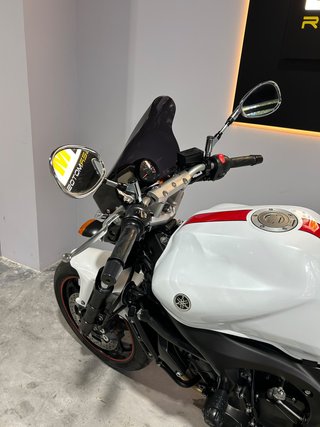 Yamaha FZ6 Naked Blanca y Roja