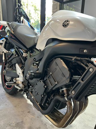 Yamaha FZ6 Naked Blanca y Roja
