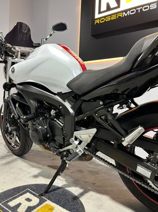 Yamaha FZ6 Naked Blanca y Roja