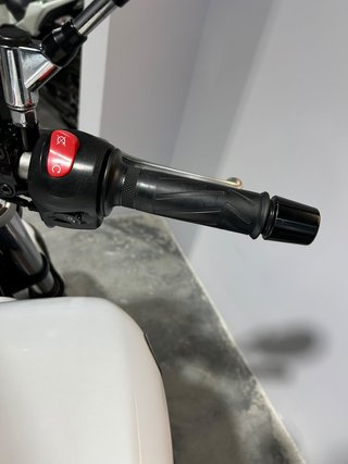 Yamaha FZ6 Naked Blanca y Roja