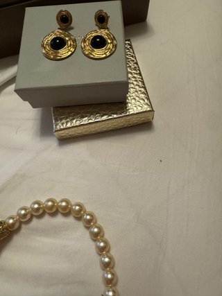 Orecchini dorati eleganti da donna