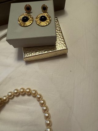 Orecchini dorati eleganti da donna