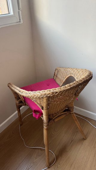 Silla de ratan con cojín rosa