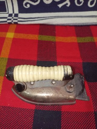 Antigua plancha de metal