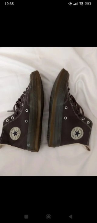 Converse verde militar, con detalles llamativos