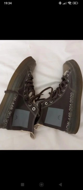 Converse verde militar, con detalles llamativos