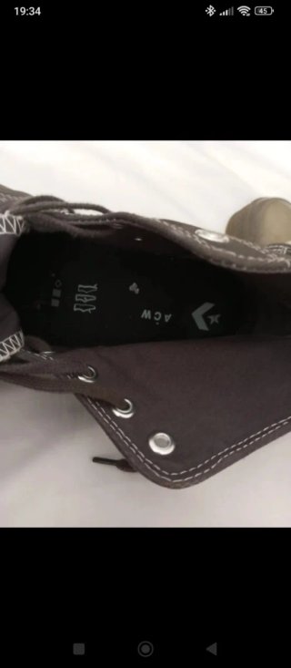 Converse verde militar, con detalles llamativos