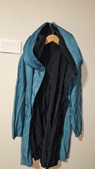 Chubasquero reversible negro y azul