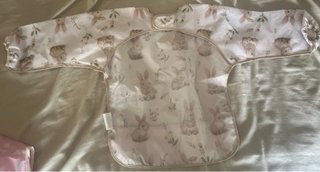 Baberos manga larga con estampado de conejos
