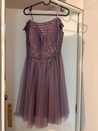 Vestido morado de encaje y tul